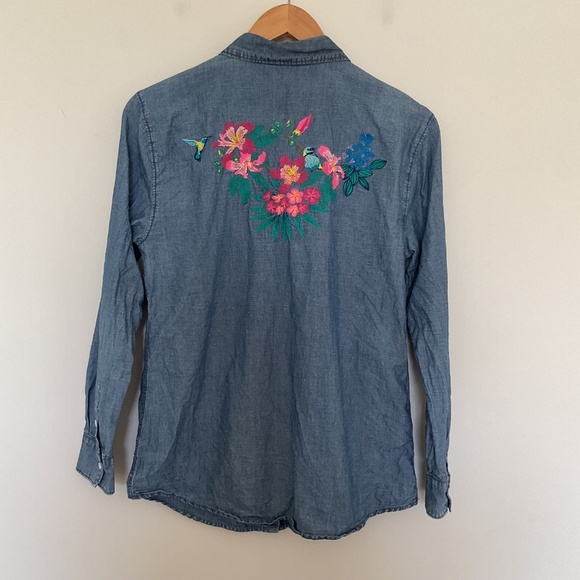 Tommy Bahama Embroidered Birds Floral Shirt Womens M Blue Linen Cotton Chambray - Picture 2 of 10